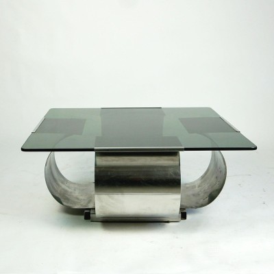 Kwadratowy stół projektu François Monnet
